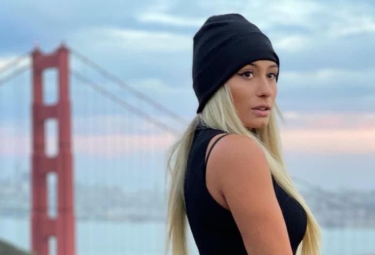 La modelo argentina se mostró trotando en la playa con bikini (@ISSAVEGAS) 