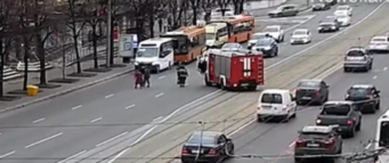La anciana logró cruzar la avenida con ayuda de un bombero (CAPTURA)