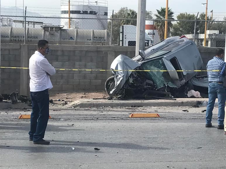Agentes de la Dirección de Seguridad Pública Municipal y de Tránsito y Vialidad, acordonaron el área hasta la llegada de los servicios periciales. (EL SIGLO DE TORREÓN)
