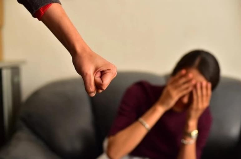 La percepción de inseguridad en los contextos en que residen es mayor en las mujeres que en los hombres y la diferencia respecto a estos se ha incrementado en los últimos años, alcanzando en el contexto de la pandemia por COVID-19 hasta siete puntos porcentuales en 2020 (81.7% en mujeres contra 74.7% en hombres), informa el Inegi a propósito del día internacional de la eliminación de la violencia contra la mujer, el próximo 25 de noviembre. (ARCHIVO)