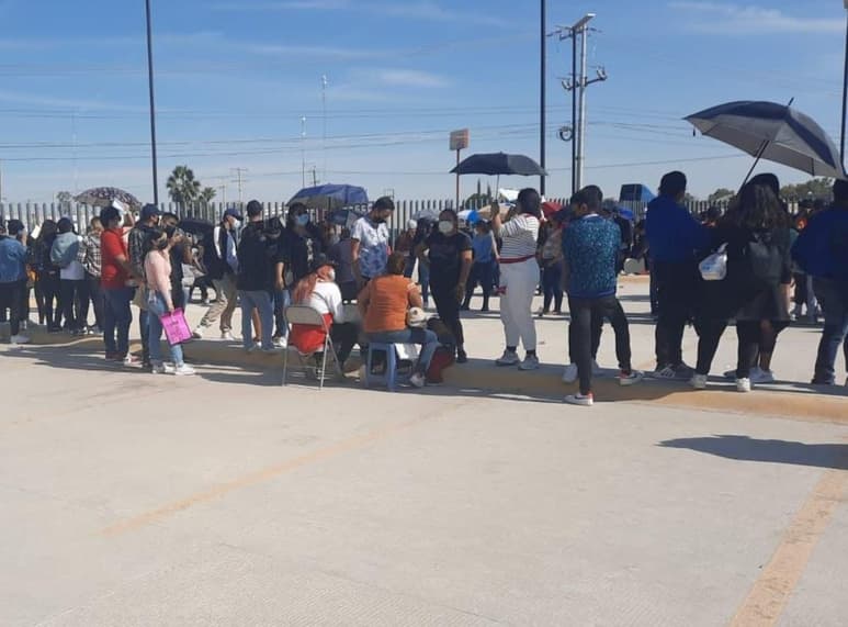 Desesperados, molestos y acalorados se encuentran los cientos de jóvenes y adultos. (GUADALUPE MIRANDA)