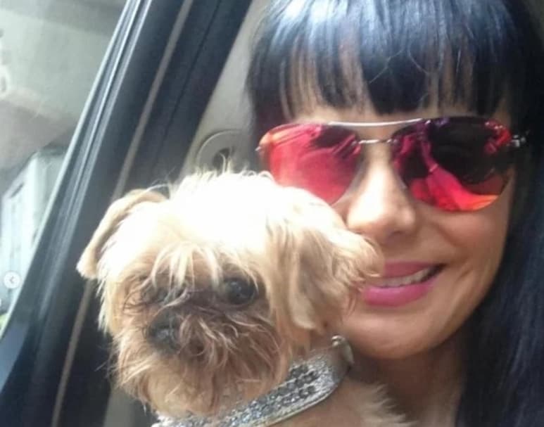 Maribel Guardia está pasando por un triste momento, su perrita llamada Paris falleció, y a través de sus redes sociales, la actriz de 62 años la recordó con divertidas imágenes, en una de ellas aparece en el gimnasio, acompañando a la actriz para hacer ejercicio.