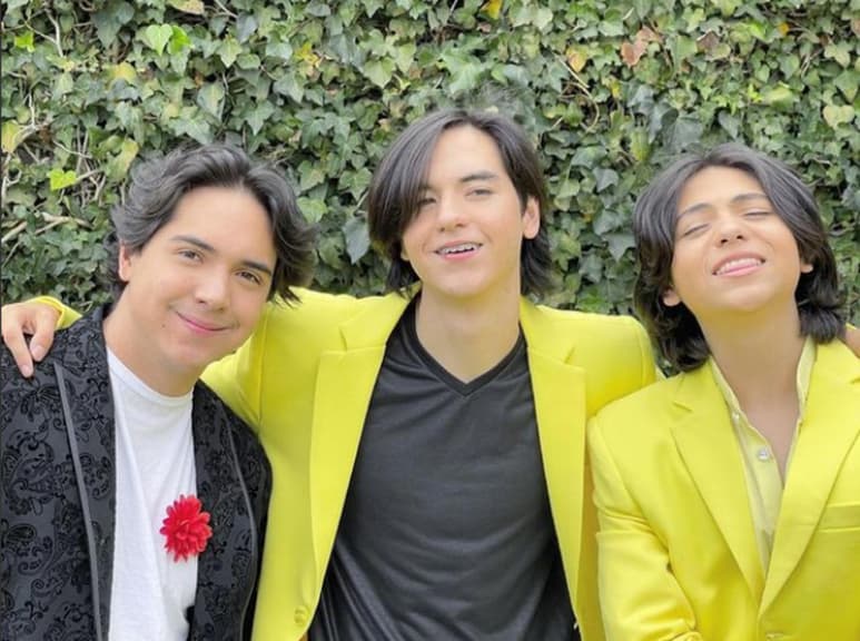 Luis Eduardo (16 años), José Pablo (20 años) y Emilio (22 años) son los integrantes del concepto Cumbia Pedregal, quienes recientemente firmaron contrato de exclusividad con Warner Music México para lanzar nueva música y dar seguimiento a su singular proyecto, a través de un EP, que será lanzado durante el primer trimestre de 2022.

