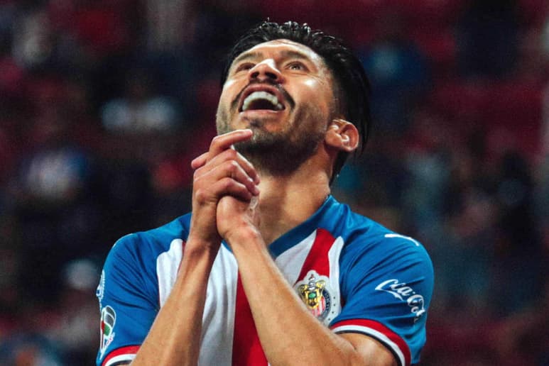 El jugador lagunero Oribe Peralta salió de manera oficial de Chivas, una noticia que provocó diferentes reacciones en la afición, entre burlas y ánimos de otros de volverlo a ver jugar en Santos Laguna, el futbolista lanzó un mensaje emotivo a su afición y a sus ahora excompañeros del Rebaño.
