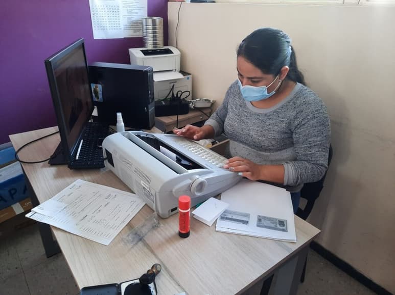 Llaman a adultos mayores a tramitar las tarjetas de Inapam, pues quedan disponibles 40 formatos. (EL SIGLO DE TORREÓN)