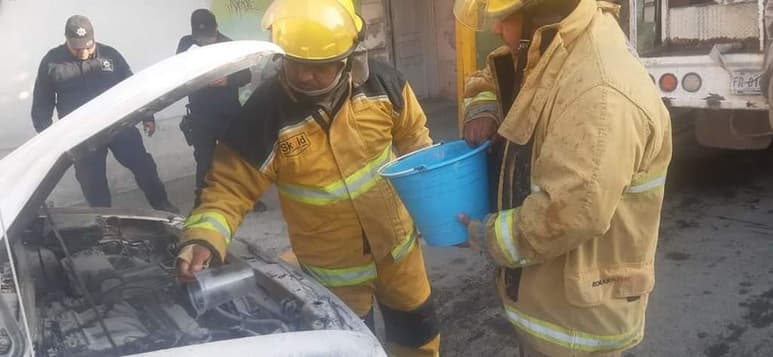 Elementos de Bomberos y Protección Civil acudieron para apagar el incendio, pero cuando llegaron ya no había fuego. (EL SIGLO DE TORREÓN)