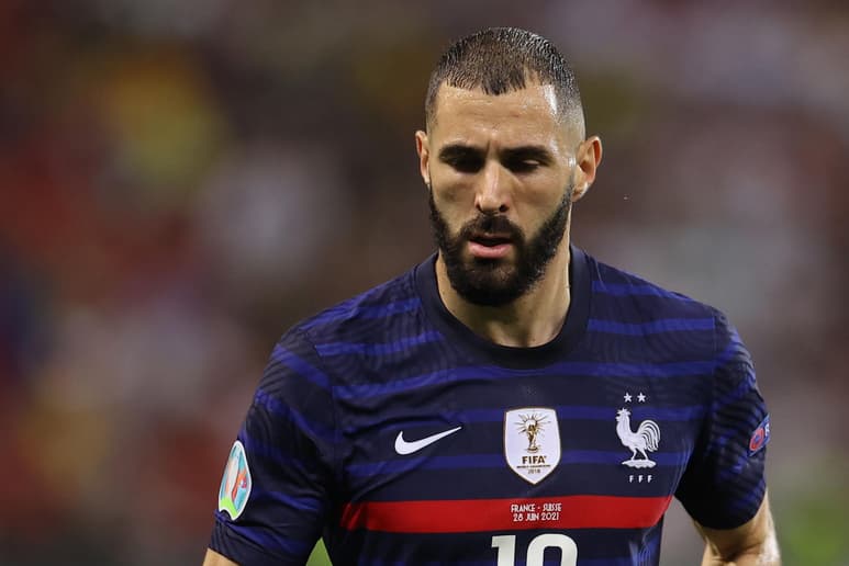 Karim Benzema fue sentenciado el miércoles a una pena de un año de prisión suspendida y pagar una multa de 75,000 euros (84,000 dólares) en un caso de un video sexual que sacudió el fútbol francés.