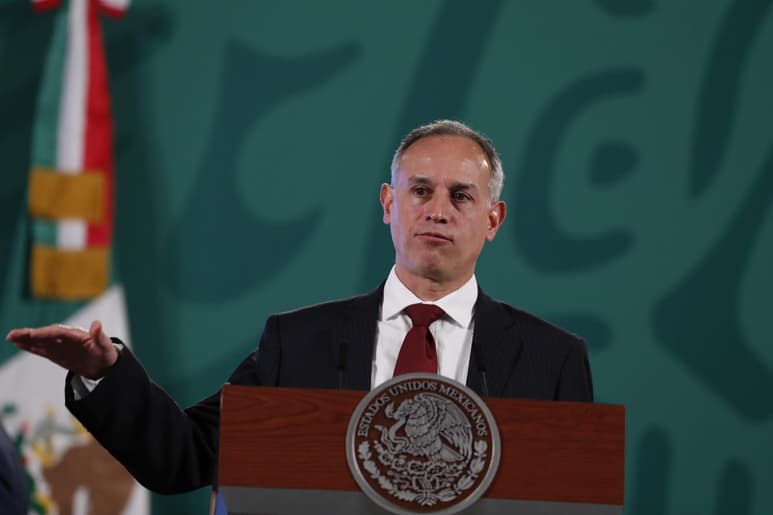 Hugo López-Gatell, subsecretario de Salud, dio a conocer ayer que la Comisión Federal para la Protección contra Riesgos Sanitarios (Cofepris) está siendo digitalizada para combatir coyotes y evitar la corrupción.  (ARCHIVO) 