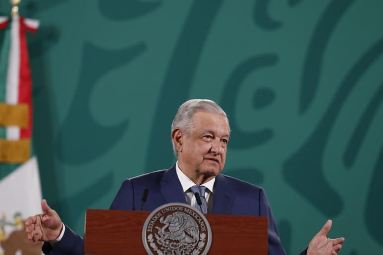 El presidente Andrés Manuel López Obrador aseguró que es natural que el Inai aliste una controversia constitucional en contra del acuerdo para declarar como 'de interés público y seguridad nacional' los megaproyectos de su gobierno, pero cuestionó porque el Instituto con su administración es 'muy exigente', cuando el pasado ocultaron información. (ARCHIVO)