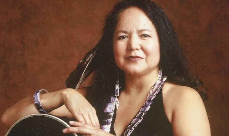 Joanne Shenandoah, una célebre cantautora nativa estadounidense que actuó ante líderes mundiales y en importantes escenarios, falleció. Tenía 63 años. (ESPECIAL)