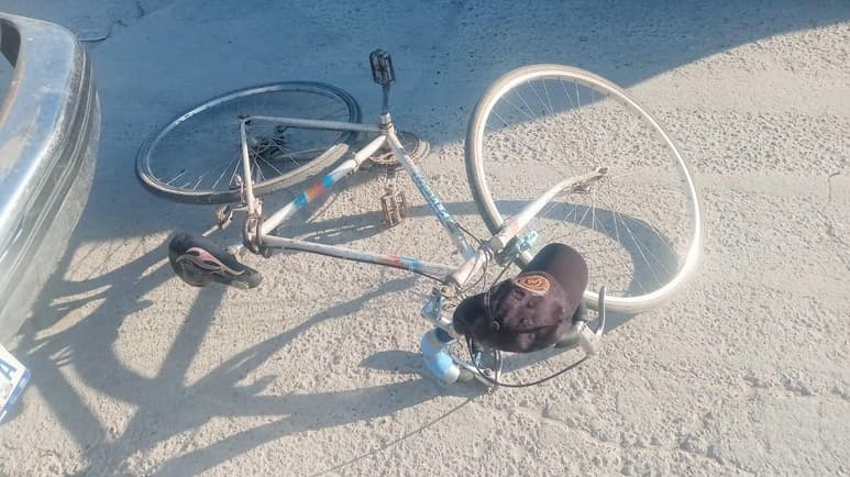 El hombre fue identificado como Jesús, quien viajaba a bordo de una bicicleta de color plata con azul. (EL SIGLO DE TORREÓN)