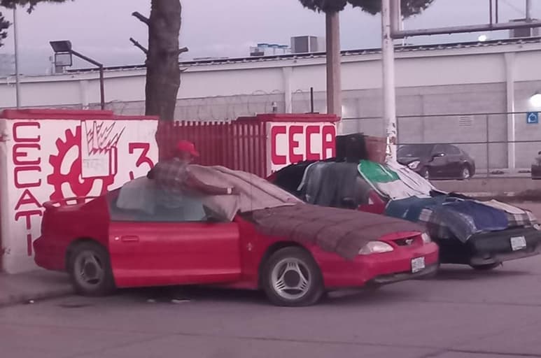 El hombre habría sido echado de su hogar sin previo aviso, motivo por el que se ha visto en la necesidad de vivir en su automóvil a las afueras del CECATI 36 en la ciudad de Durango (FACEBOOK)