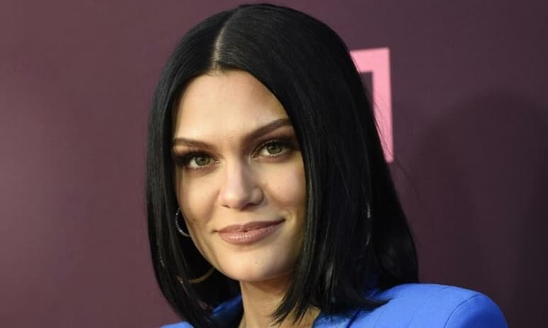 La cantante y compositora británica Jessie J de 33 años compartió en redes sociales una fotografía posando con una prueba de embarazo. (CORTESÍA)