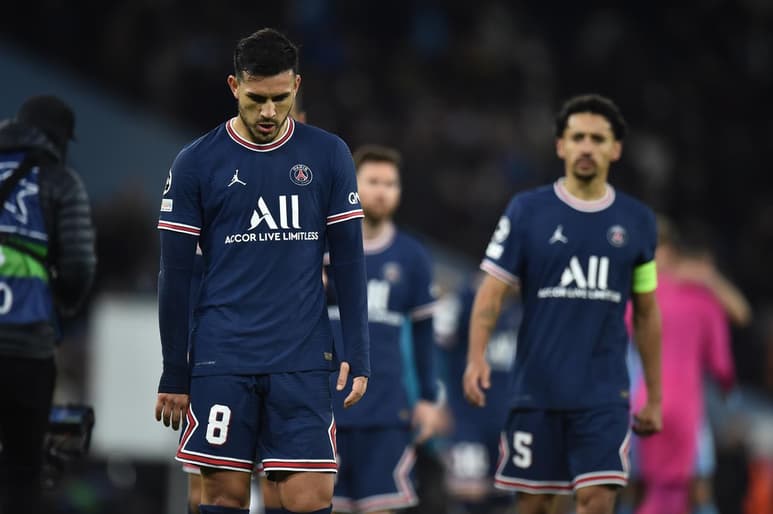 Gabriel Jesús completó la remontada del Manchester City para vencer el miércoles 2-1 al Paris Saint-Germain y asegurar su lugar entre los mejores 16 equipos de la Liga de Campeones como primer lugar de grupo.