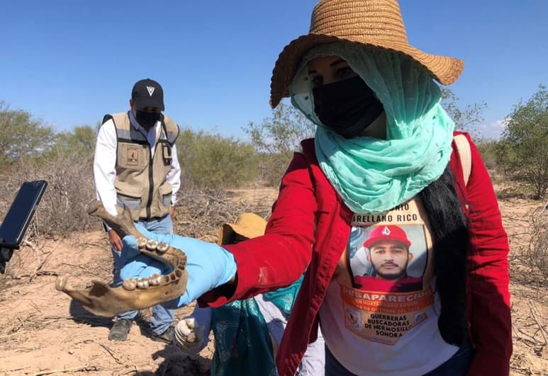 En los 14 hoyos se encontraron restos óseos, algunos de ellos calcinados y otros en estado de descomposición. (EFE)