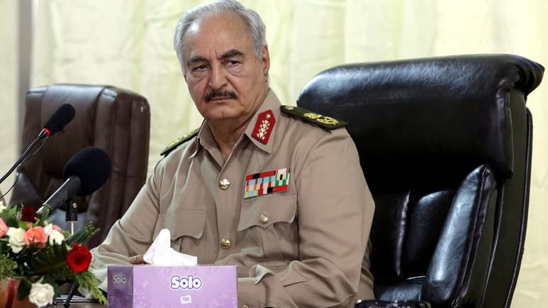 Un tribunal militar de la ciudad estado de Misrata, situada al este de Trípoli, condenó hoy a muerte en rebeldía al mariscal Jalifa Hafter, tutor del Parlamento en Tobruk (este), hombre fuerte del país y uno de los candidatos en principio aceptados por la Comisión Electoral Suprema para concurrir a las controvertidas elecciones presidenciales previstas para el 24 de diciembre. (ARCHIVO)