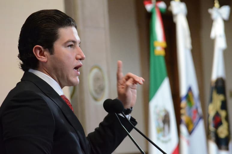 En el contexto del Día Internacional de la Eliminación de la Violencia contra las Mujeres, el gobernador de la entidad, Samuel García Sepúlveda, publicó en sus redes sociales un mensaje donde advirtió: 'Si te metes con una mujer, te metes con todo Nuevo León', sin embargo, recibió en respuesta recordatorios de cuando 'humilló' a su esposa, Mariana Rodríguez, por 'enseñar mucha pierna'. (ARCHIVO)