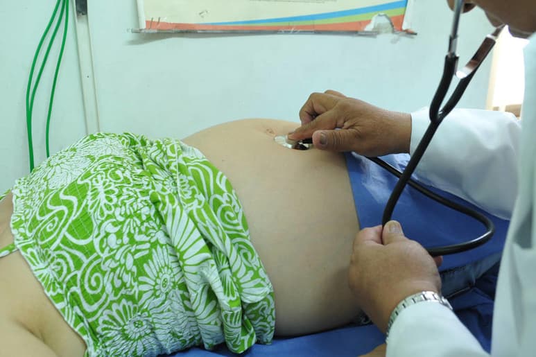 El Fondo de Población de las Naciones Unidas (UNFPA) informó este jueves de que, de acuerdo con sus estimaciones, el Gobierno mexicano deja de recaudar anualmente 11,265 millones de pesos (unos 526 millones de dólares) a causa de los embarazos adolescentes. (ESPECIAL)