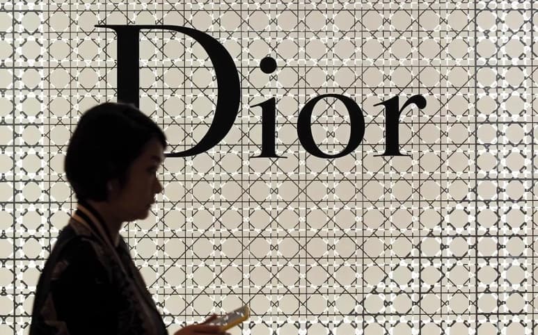 Hace unos días la fotografía que formaba parte de una exposición de Dior, se volvió centro de polémica al considerar que 'manchaba' la imagen de la mujer asiática (ESPECIAL)