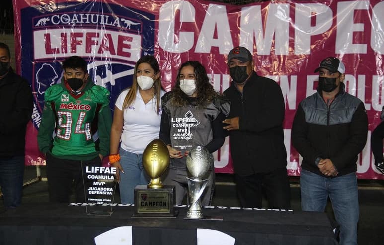 El equipo de las Templarias consiguió el título de la temporada “Otoño 2021”, la primera en la historia de la Liga Femenil de Futbol Americano Equipado (LIFFAE) en Coahuila, tras vencer por marcador de 20-3 a las Osas Negras, en un duelo vibrante con tintes de clásico que se celebró días atrás en el estadio Olímpico de Saltillo.