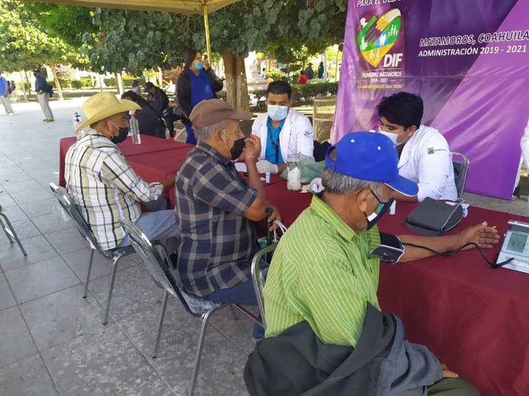 Se ofrecieron pruebas de glucosa y de presión arterial a más de 200 adultos mayores. (EL SIGLO DE TORREÓN)