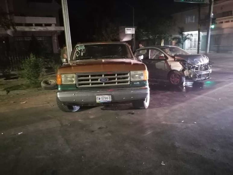 El automóvil Hyundai quedó destrozado tras el fuerte choque registrado en la madrugada de ayer. (EL SIGLO DE TORREÓN)