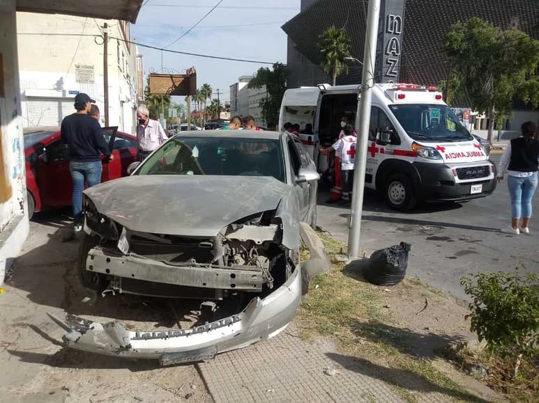 Tras la aparatosa colisión, ambos vehículos terminaron en la esquina norponiente de la avenida Matamoros y calle Cepeda. (EL SIGLO DE TORREÓN)