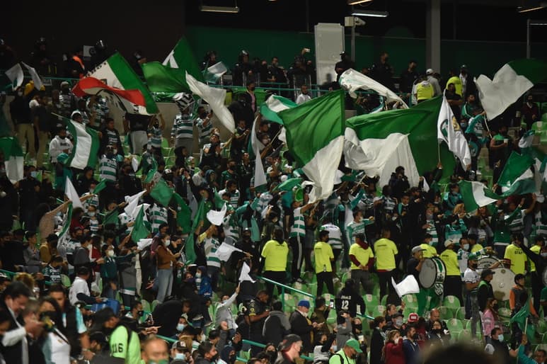 Buena entrada se vio en la cancha del Corona, donde los aficionados santistas volvieron a salir contentos tras el triunfo. (RAMÓN SOTOMAYOR)