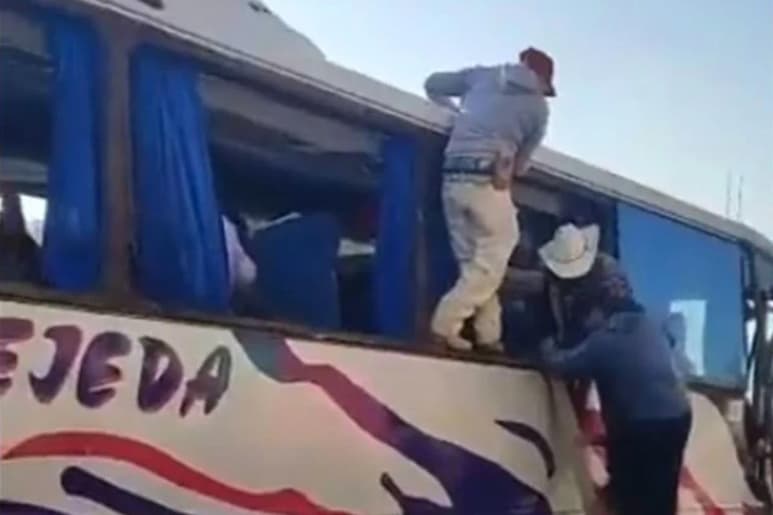 El choque de un autobús de pasajeros en el Guarda de Guerrero contra una casa dejó al menos 50 pasajeros lesionados, cuatro de ellos prensados, reportaron autoridades locales. (ESPECIAL)
