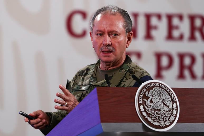 El almirante José Rafael Ojeda Durán, titular de la Secretaría de Marina (Semar), informó que el ataque armado de este jueves a la presidencia municipal de Guaymas, Sonora, en donde murió Marisol Cuadras, joven de 18 años e integrante del grupo 'Feministas del Mar', iba dirigido al secretario de seguridad municipal, capitán de Marina, Andrés Humberto Cano Ahuir y no a la alcaldesa Karla Córdova. (ARCHIVO)