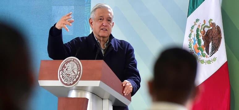 Aunque no se habló del tema con el gobernador de Guanajuato, Diego Sinhue Rodríguez, el presidente Andrés Manuel López Obrador dijo que mantiene su postura de que el Fiscal de la entidad, Carlos Zamarripa Aguirre, debe renunciar por los malos resultados en el combate a la inseguridad. (EFE)