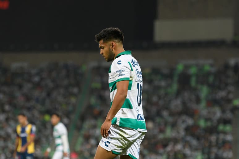 El “Mudo” Aguirre, está enfocado en la vuelta de los cuartos de final ante Tigres. Por ello, cuando se le cuestionó la tarde del viernes al delantero santista, acerca de la actualidad de su todavía compañero, Alessio Da Cruz, así como de un posible traspaso a las Chivas Rayadas, no quiso ahondar en ambos temas.