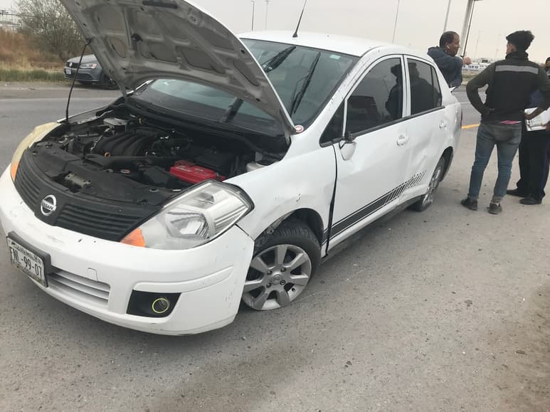 El vehículo Nissan se volcó sobre su costado izquierdo. (EL SIGLO DE TORREÓN)