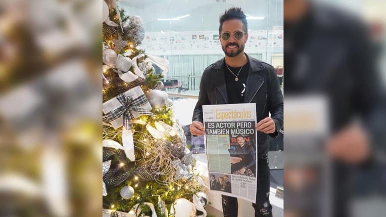 José Ron mostró la portada de este diario en su visita.