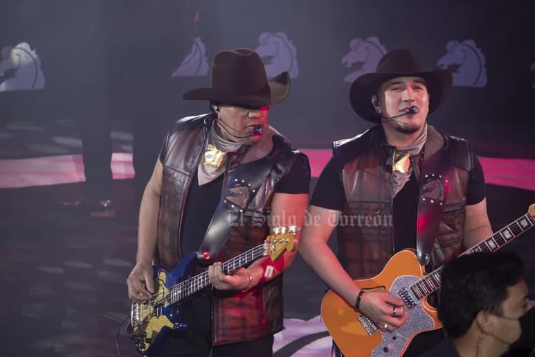 A todo pulmón, los integrantes del grupo Bronco pusieron a cantar a los laguneros en el Palenque Vicente Fernández (EL SIGLO DE TORREÓN)