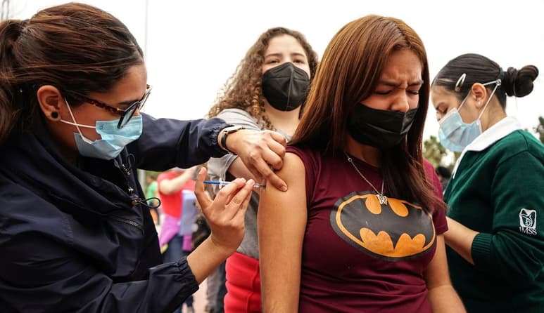 El Gobierno de México anunció este domingo el calendario de vacunación contra el Covid-19 que se desarrollará directamente en preparatorias de Torreón para adolescentes de 15 a 17 años de edad sin comorbilidades. (ARCHIVO)