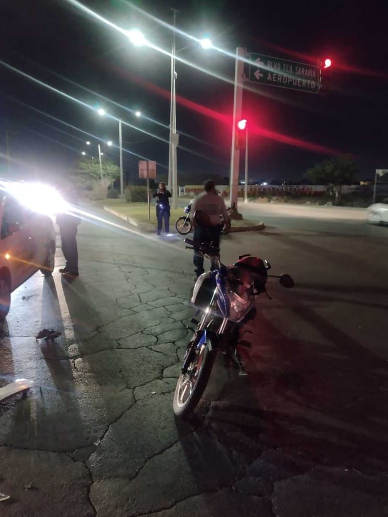 La motocicleta se impactó contra un auto particular. (EL SIGLO DE TORREÓN)