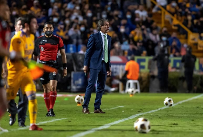 Guillermo Almada lamentó la eliminación ante los Tigres, y dijo que el gol cayó 'cuando estaba el juego controlado'. (EFE)