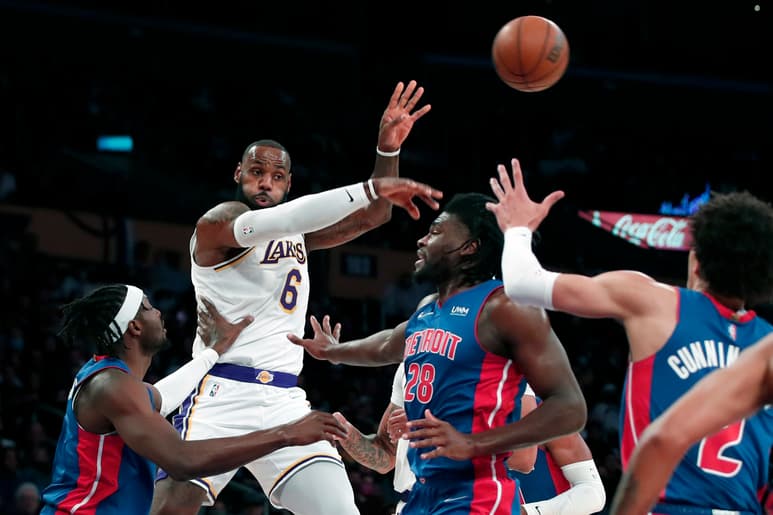 LeBron James anotó 33 puntos en el triunfo ante Pistones.