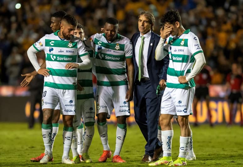 La mejor posición en la tabla de los felinos, que finalizaron cuartos, les dio el pase a semifinales, mientras que Santos Laguna terminó quinto y tendrá que pensar en el Clausura 2022. (EFE)