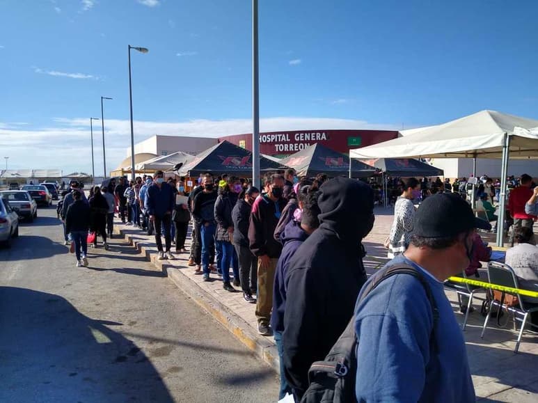 El Gobierno de México hizo ayer una fila especial para las personas de más de 18 años en rezago. (ANGÉLICA SANDOVAL)