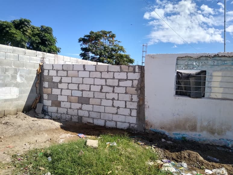 Pese a que las quejosas comprobaron la irregularidad se detuvo la demolición de las bardas. (EL SIGLO DE TORREÓN)