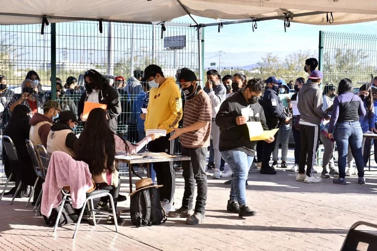 Desde temprana hora, adolescentes de 15 a 17 años acudieron al módulo de vacunación del Hospital General de Torreón para recibir la primera dosis de la vacuna de Pfizer/BioNTech. Muchos de ellos acudieron acompañados de sus padres de familia. (ÉRICK SOTOMAYOR)