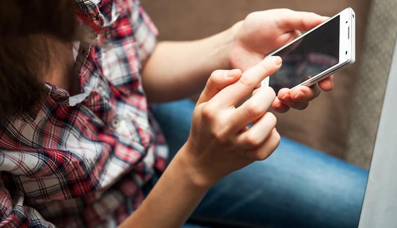 La mujer revisó por casualidad el celular de su esposo, encontrándose con una serie de mensajes de texto que revelaban los planes de éste sobre matarla, cobrar el seguro y fugarse con su amante (ESPECIAL)