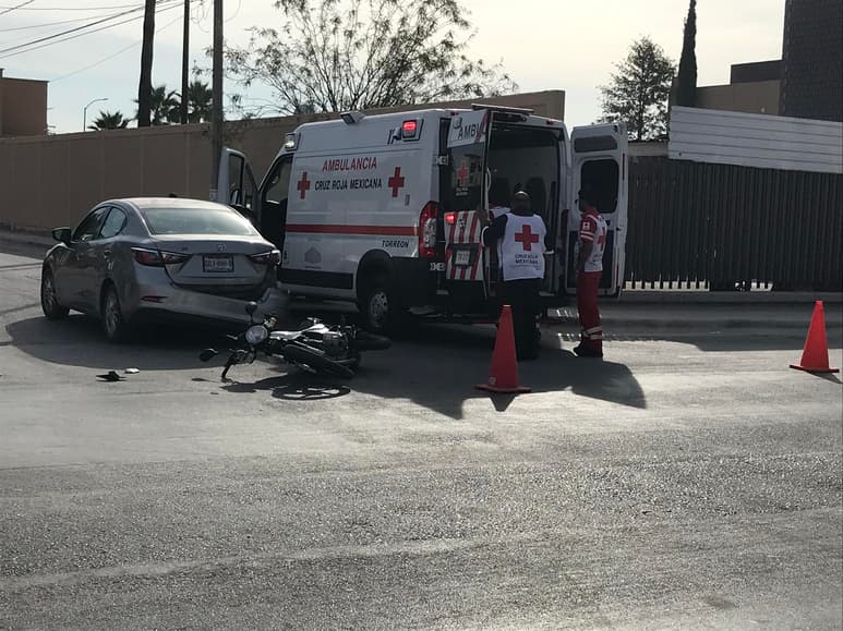 Paramédicos de la Cruz Roja arribaron al lugar para atender al joven, el cual fue trasladado a un hospital de la ciudad con una probable fractura en la pierna y golpes diversos. (EL SIGLO DE TORREÓN)