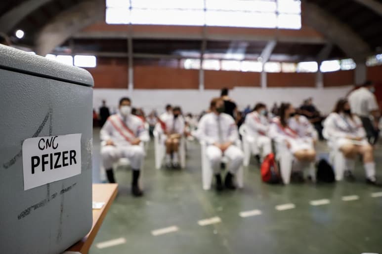Unas 50,000 dosis de la vacuna contra la COVID-19 del laboratorio anglo-sueco AstraZeneca serán destruidas este martes por el Gobierno de Paraguay tras llegar a su fecha de vencimiento, afirmó el ministro de Salud Pública de ese país, Julio Borba.(ARCHIVO)