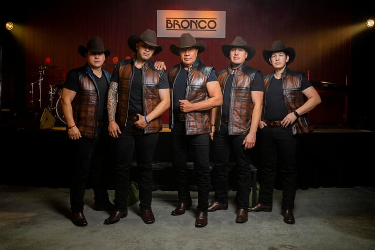 El grupo Bronco continúa sorprendiendo y ahora presentó su su tercer sencillo llamado, Con talento pa' mentir.