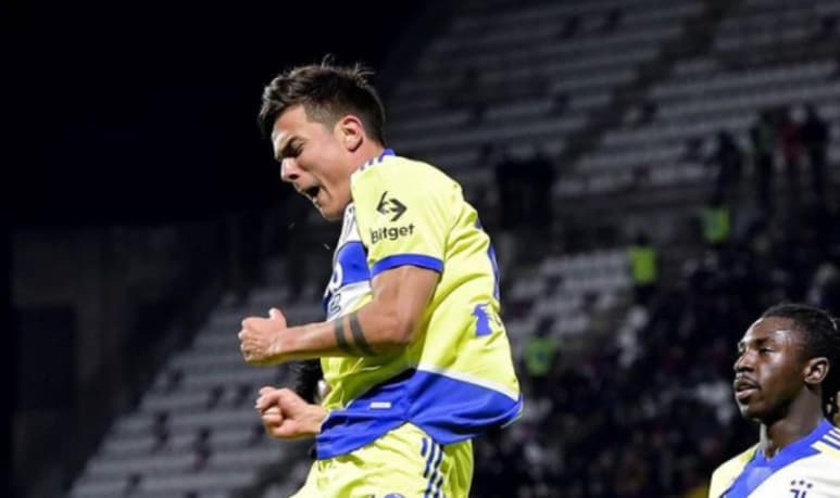 Un gol del argentino Paulo Dybala, que también falló un penalti en el último minuto, rubricado en la reanudación por el español Álvaro Morata, aliviaron este martes las penas del Juventus y le dieron un triunfo por 2-0 en el campo del Salernitana, en la décimo cuarta jornada de la Serie A italiana.