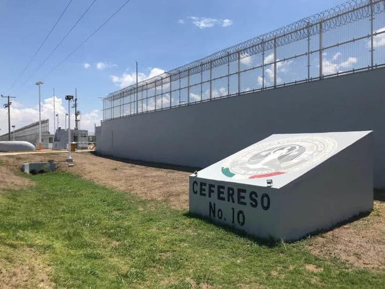 El abogado Miguel Ángel Reyna Adam, representante de dos acusados en un proceso, señaló que este miércoles la audiencia que tenía fue cambiada de fecha porque en Saltillo olvidaron subirlos a un transporte y llevarlos a Monclova.