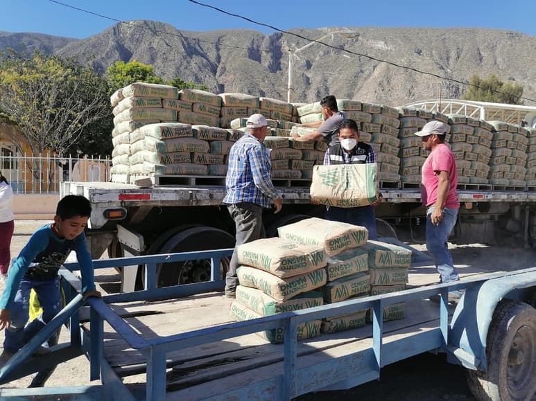 La dirección de Desarrollo Social realizó la entrega de material de construcción subsidiado, con 720 bultos de cemento para los habitantes de las localidades de Nuevo Graseros y Margarito Machado, con el cual podrán mejorar el patrimonio familiar. (ARCHIVO)